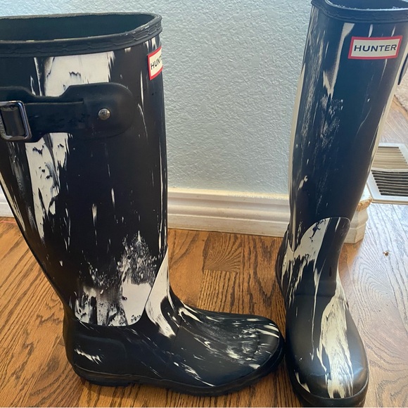 Hunter special edition tall boots. Size 7. Like new condition. - Picture 4 of 5